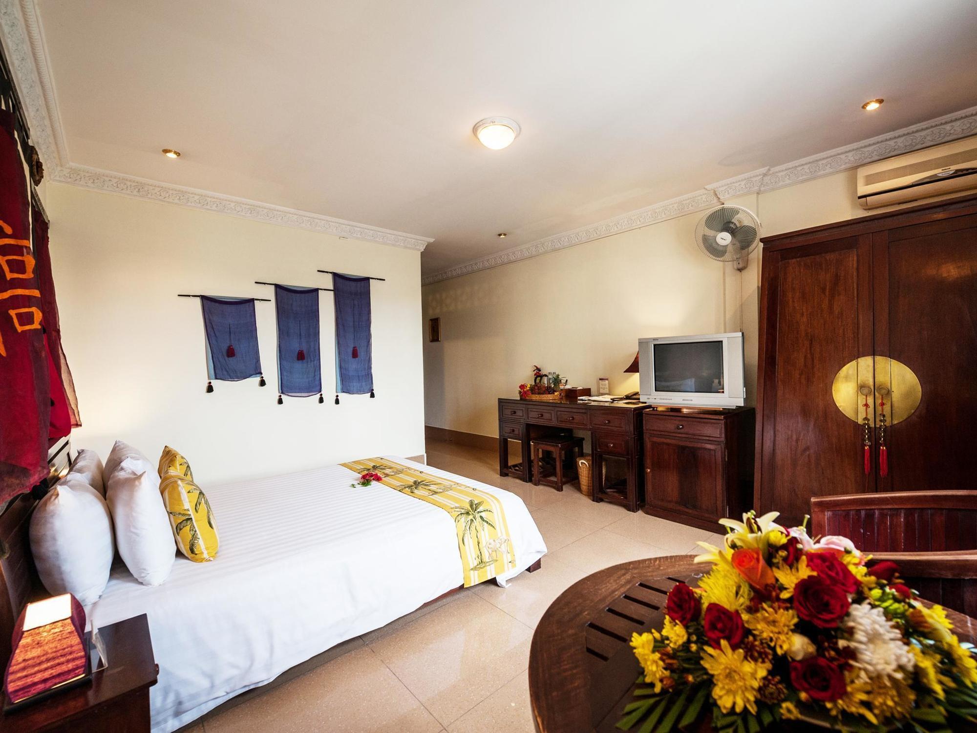 Red Hibiscus Hotel Phnom Penh Exteriör bild