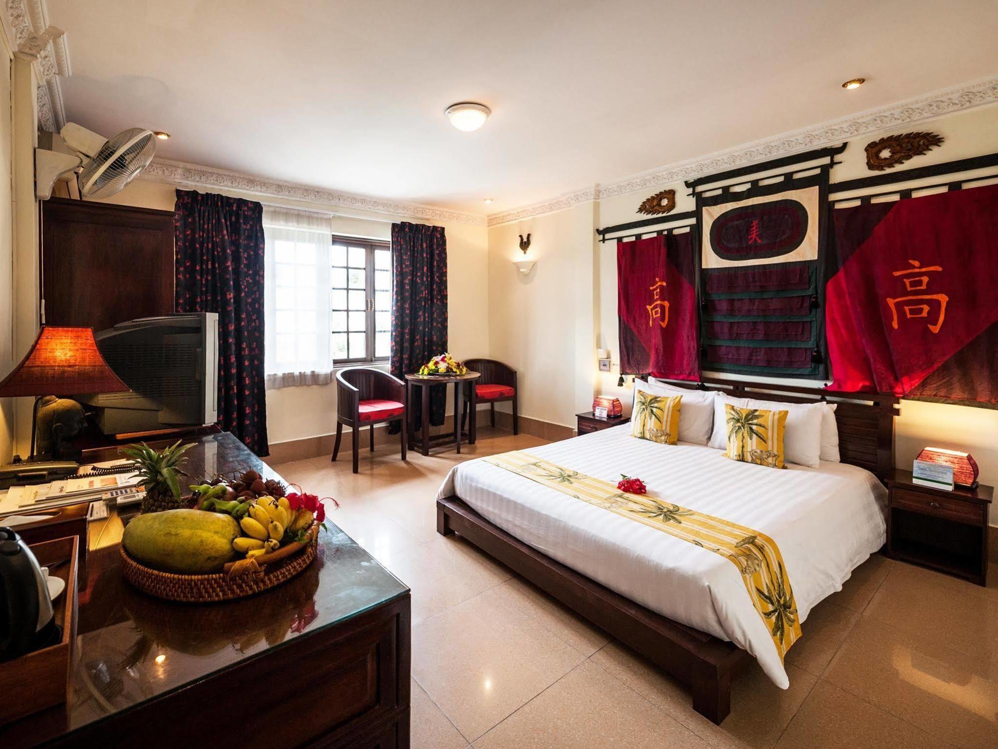 Red Hibiscus Hotel Phnom Penh Exteriör bild