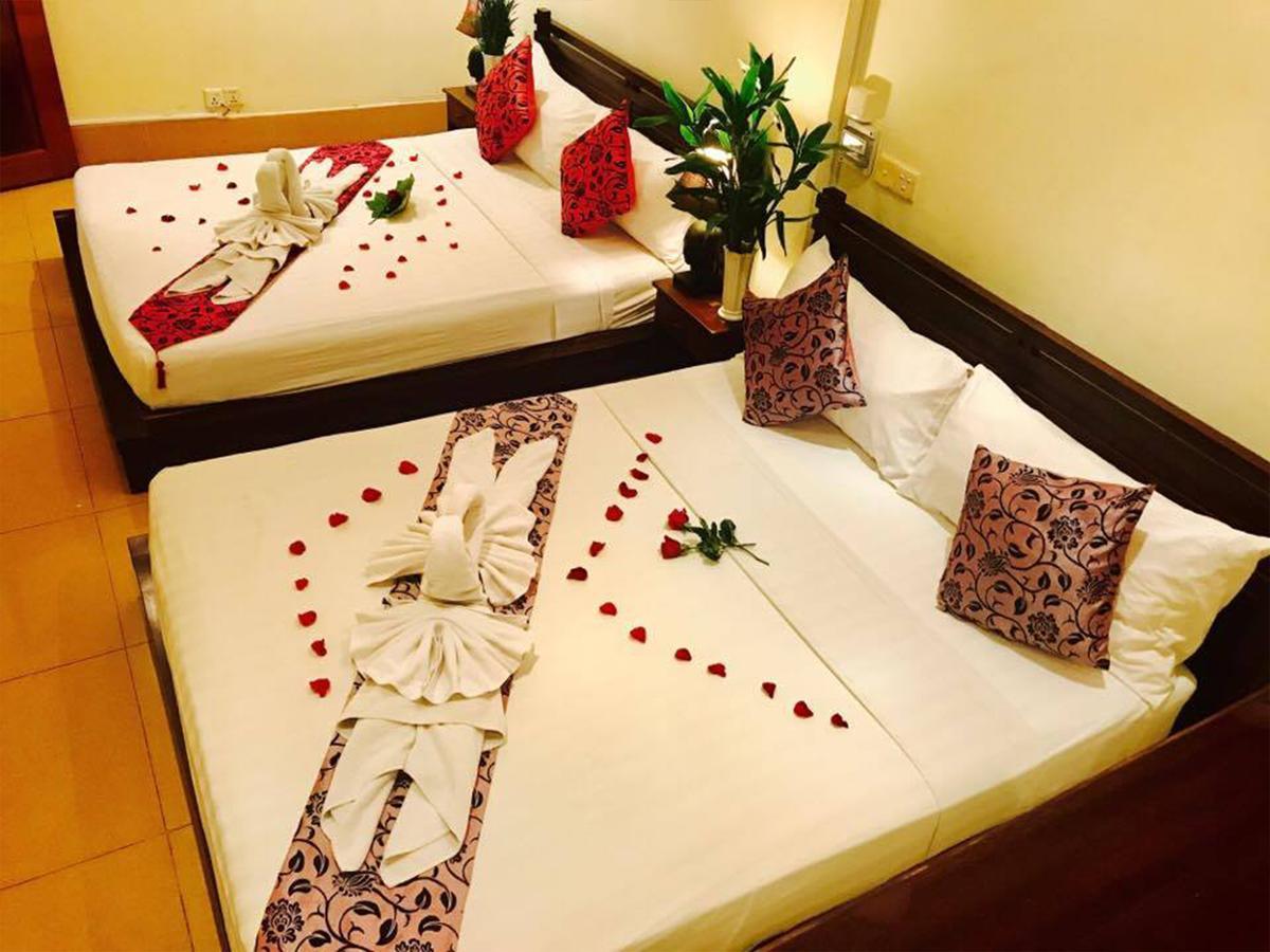 Red Hibiscus Hotel Phnom Penh Exteriör bild