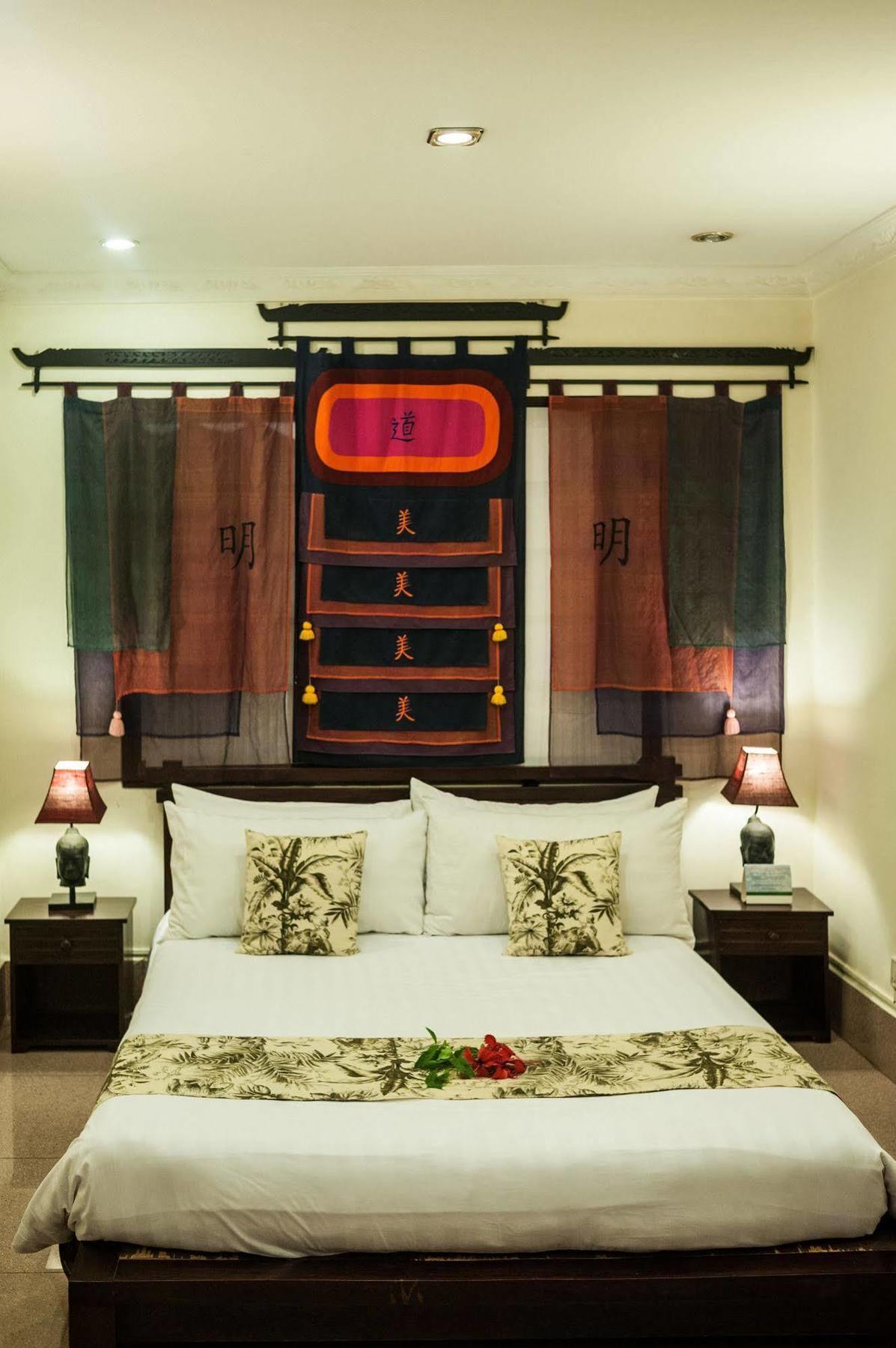 Red Hibiscus Hotel Phnom Penh Exteriör bild