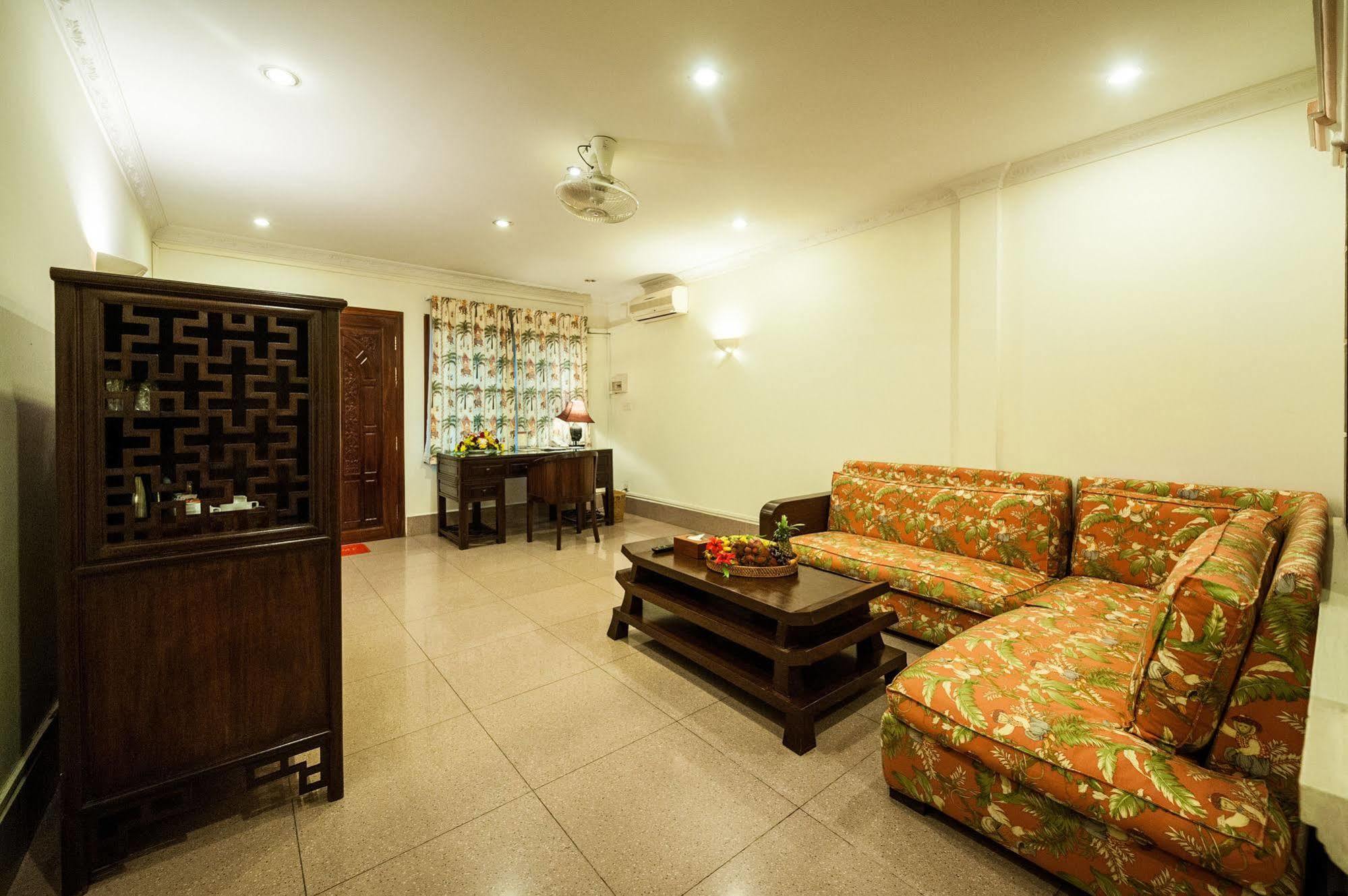 Red Hibiscus Hotel Phnom Penh Exteriör bild