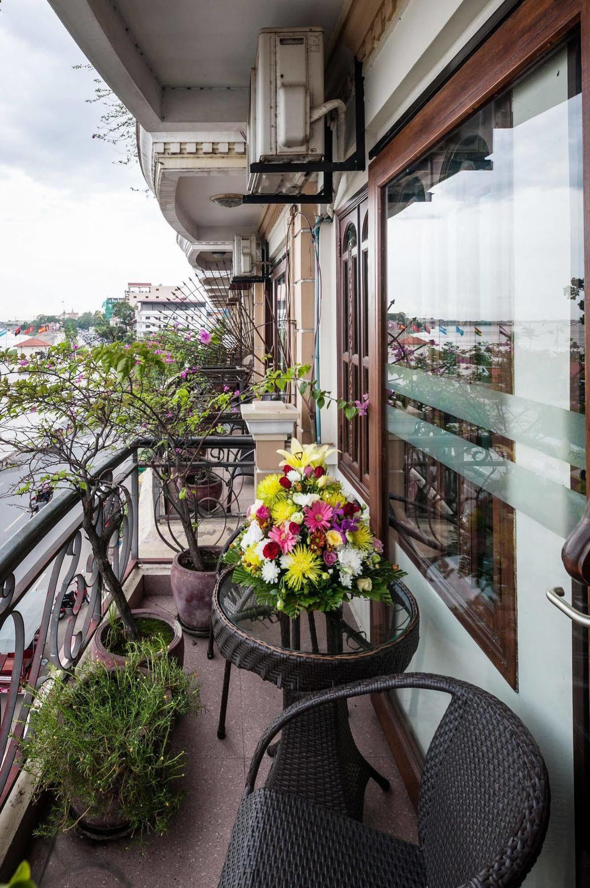 Red Hibiscus Hotel Phnom Penh Exteriör bild
