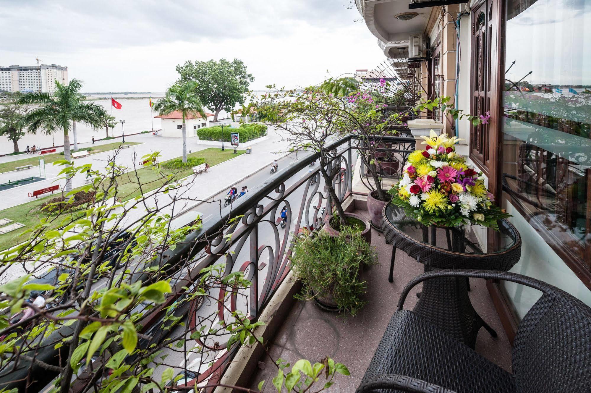 Red Hibiscus Hotel Phnom Penh Exteriör bild