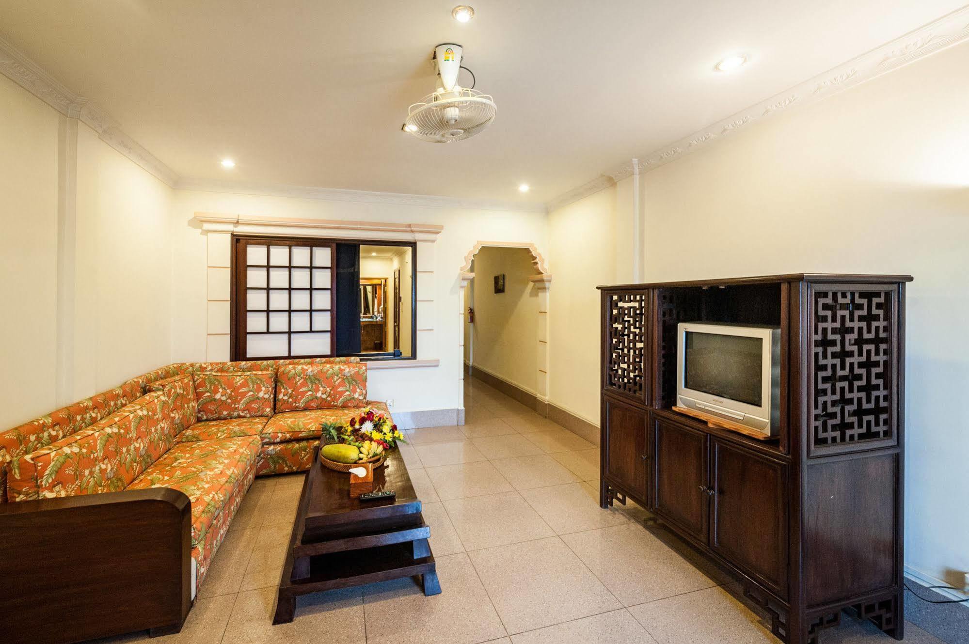 Red Hibiscus Hotel Phnom Penh Exteriör bild