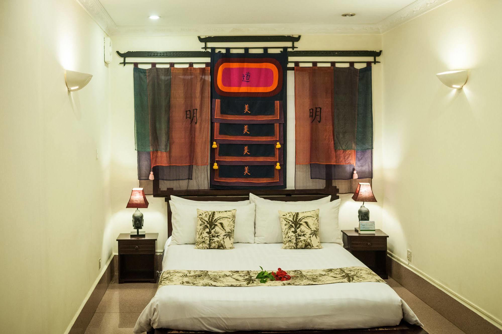 Red Hibiscus Hotel Phnom Penh Exteriör bild