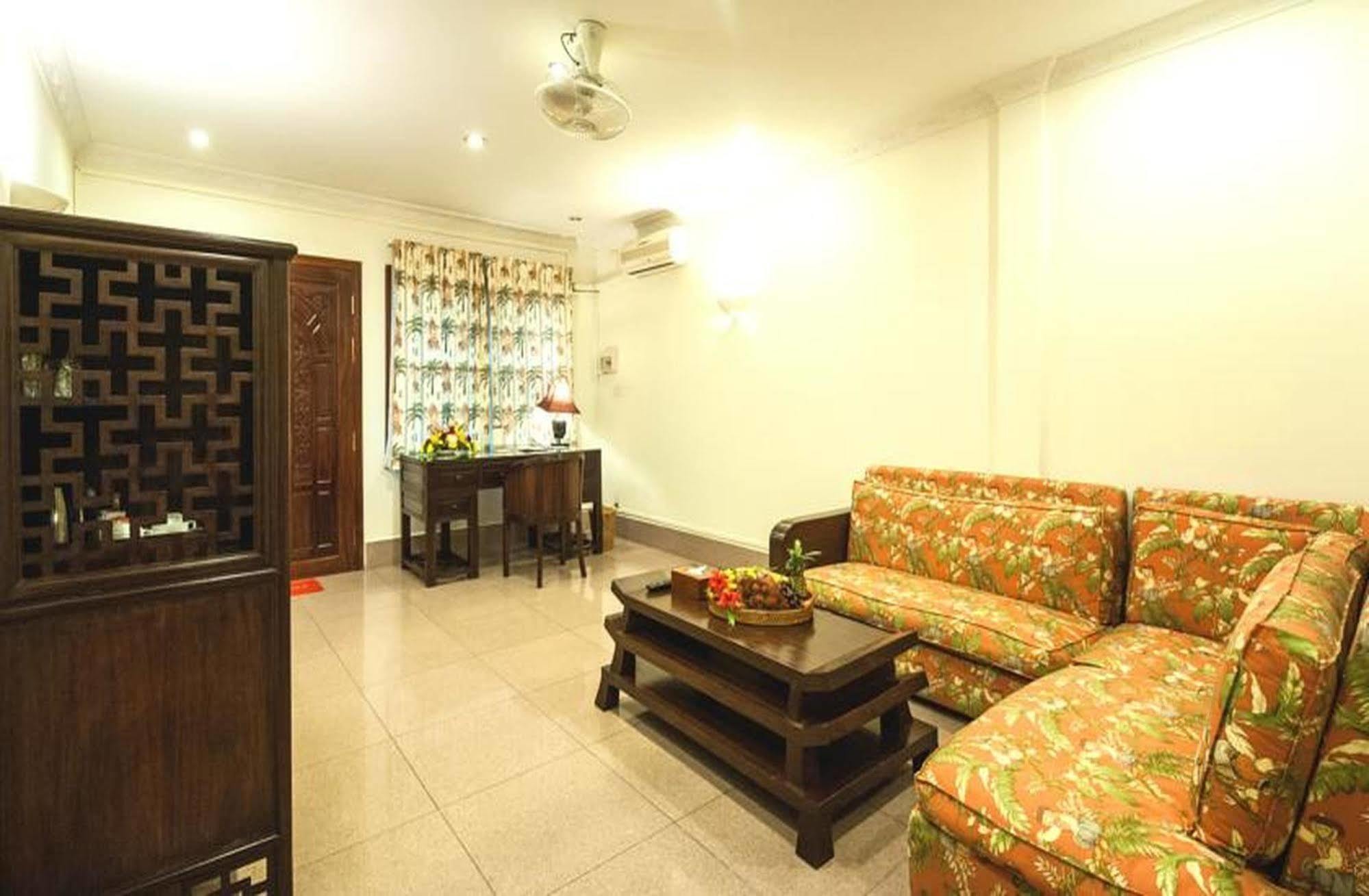 Red Hibiscus Hotel Phnom Penh Exteriör bild